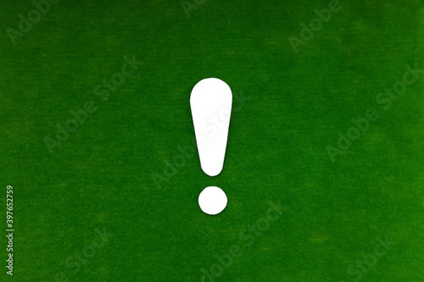 Obraz White exclamation mark on a green background. Drawing attention.