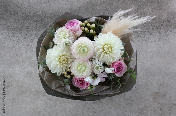 Obraz 白いダリアとピンクの薔薇とススキのアレンジフラワー