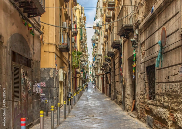 Fototapeta Naples, Italy - an intricate maze of narrow streets and alleys, the Spanish Neighborhoods (Quartieri Spagnoli) are the heart of Naples. Here in particular a glimpse