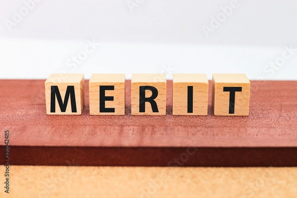 Obraz メリットと書かれた木のブロック