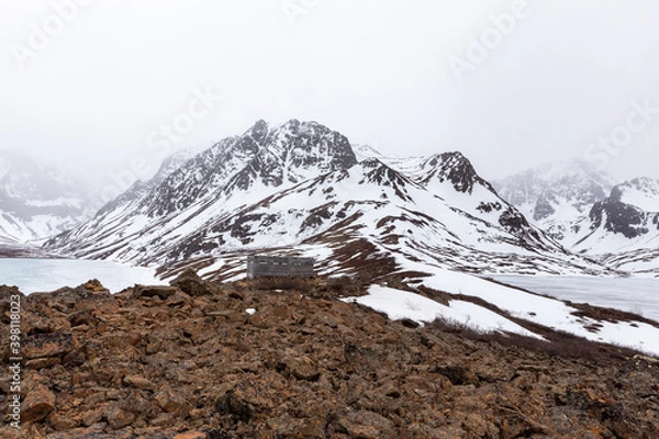 Fototapeta Wooden shelter on mountain ridge in Chugach State Park, Alaska