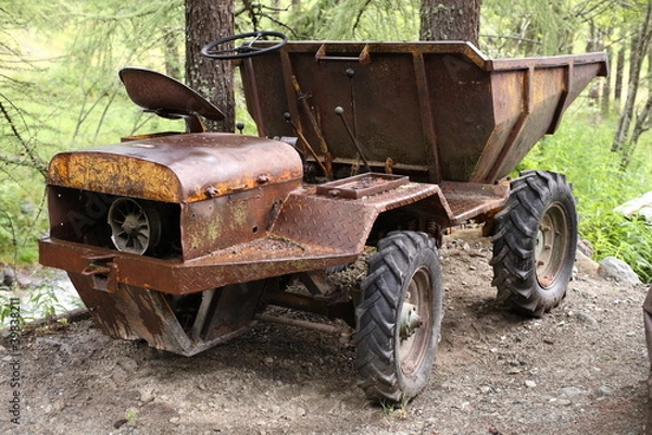 Obraz Zabytkowy pojazd terenowy 4x4 do transportu