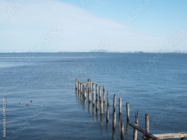 Fototapeta 琵琶湖の壊れた桟橋