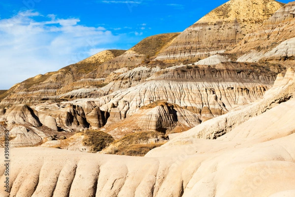 Fototapeta Drumheller badlands at the Dinosaur Provincial Park in Alberta, where rich deposits of fossils and dinosaur bones have been found. The park is now an UNESCO World Heritage Site.