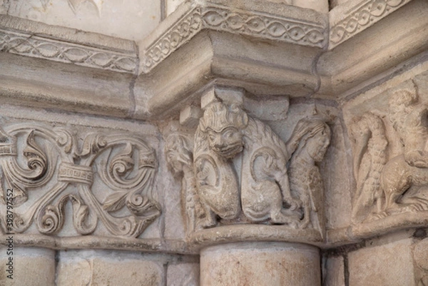 Fototapeta Detail of an old church built in 1165 with a carved column and the arch of the entrance door in the town of Loches in France