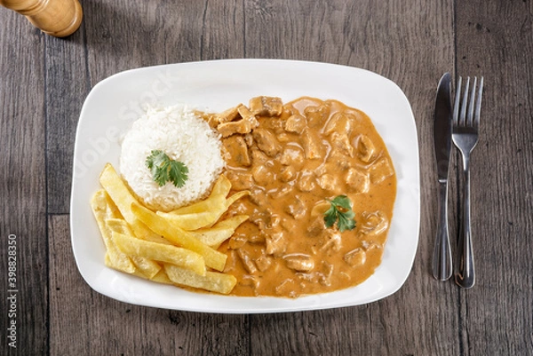 Fototapeta Strogonoffe de carne com fritas view top