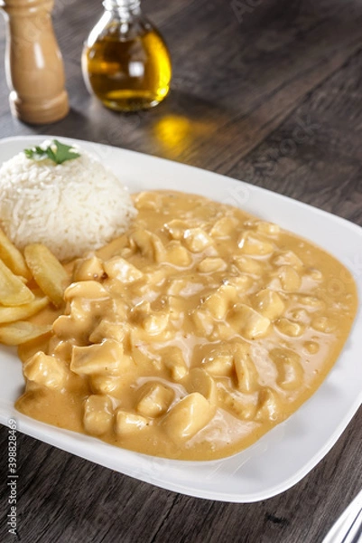 Fototapeta Strogonoff de frango com fritas close