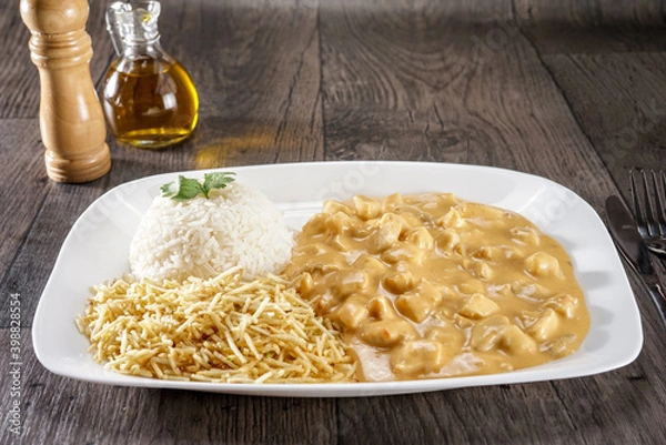 Fototapeta Strogonoff de frango com batata palha