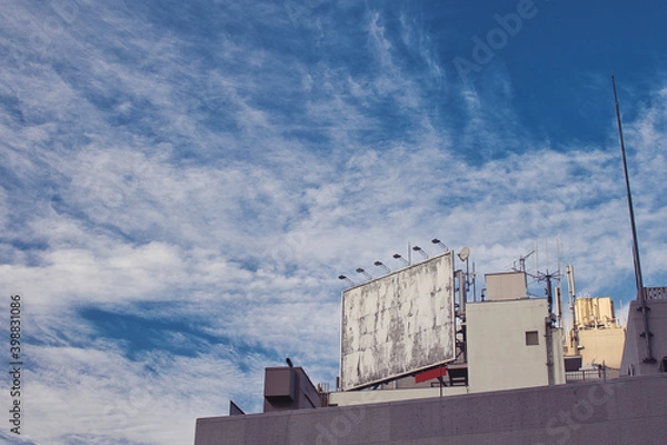 Fototapeta 青空の下の大きな看板