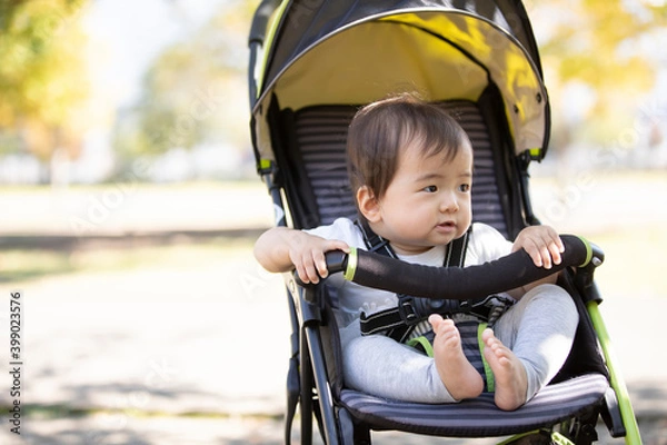 Fototapeta ベビーカーに乗った赤ちゃん
