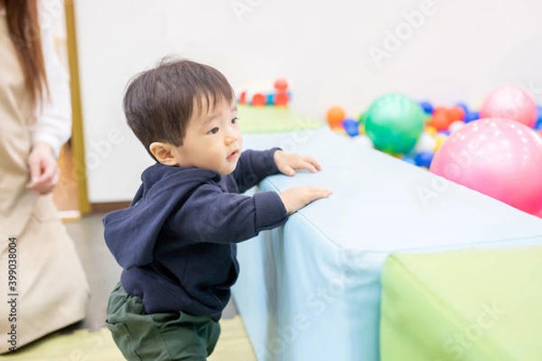 Fototapeta 保育園／託児所／キッズカフェで遊ぶ男の子
