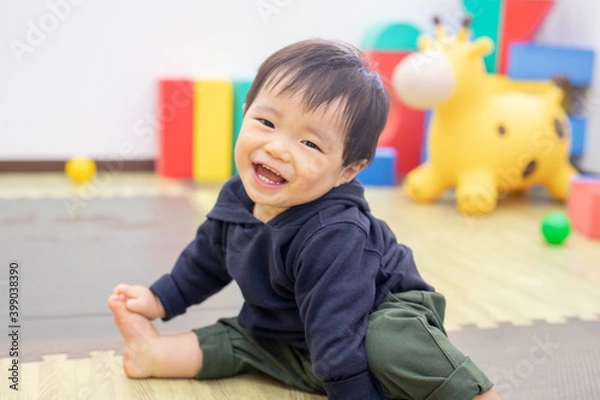 Fototapeta 保育園／託児所／キッズカフェで遊ぶ男の子
