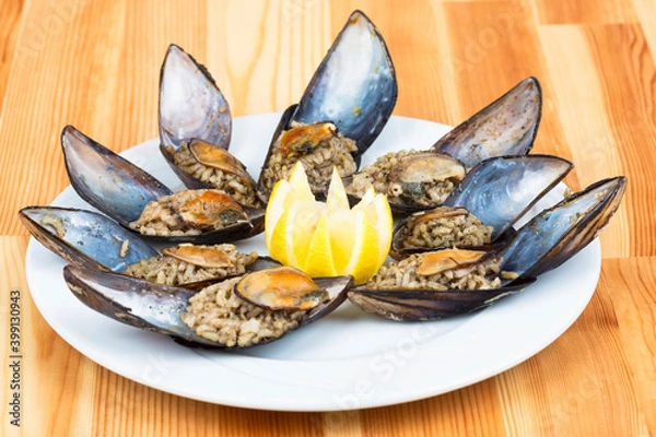 Fototapeta mussels with lemon