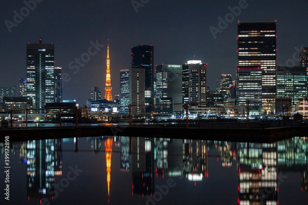 Fototapeta Night view of Tokyo reflected on the surface of the water