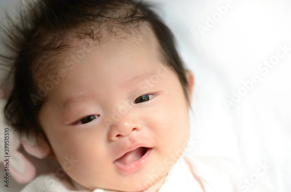 Fototapeta カメラ目線の赤ちゃん