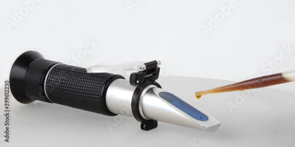 Obraz Portable Refractometer Performing Test