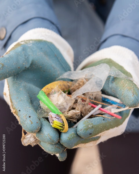 Obraz trash in a hand