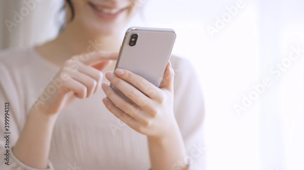 Fototapeta スマートフォンを使う若い女性