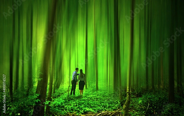 Fototapeta Pärchen erkundet einen Wald