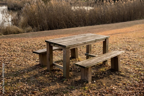Fototapeta 広場にある木製のテーブルとベンチ