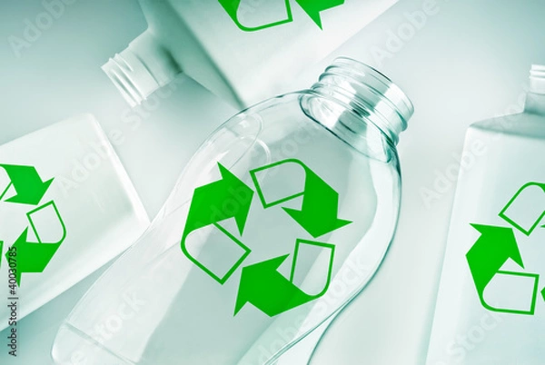 Obraz plastikowe pojemniki z symbolem recyklingu