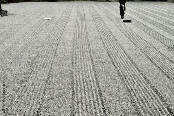 Fototapeta 静寂の石庭を掃き清める人