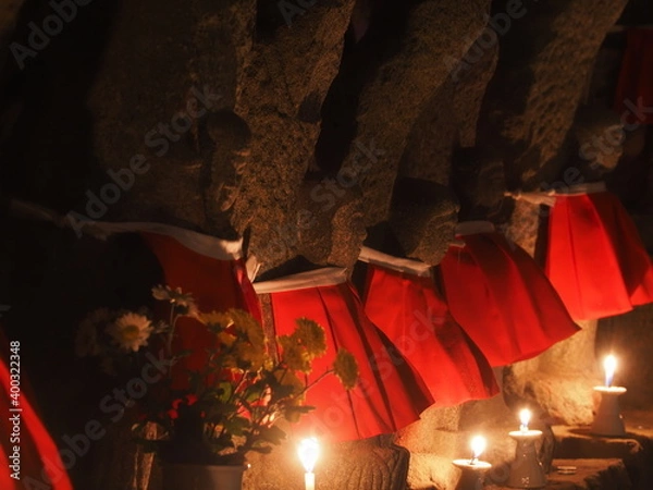 Obraz 祈りの風景　ロウソクと石仏