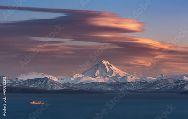 Fototapeta Kamchatka, lenticular clouds over the Vilyuchinsky volcano and the water area of Avachinsky bay