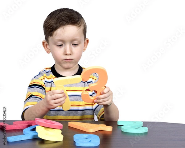 Fototapeta a little boy learns the numbers