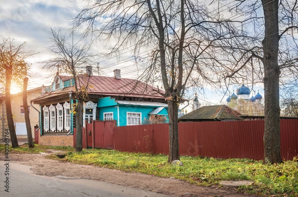 Fototapeta Wooden house with openwork platbands in Uglich