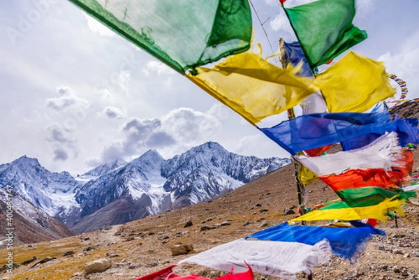 Fototapeta Kolorowe flagi modlitewne latające na wiatrach z Himalajami w Kunzum Pass, która łączy dolinę Lahaul i dolinę Spiti z Manali w Himachal Pradesh.