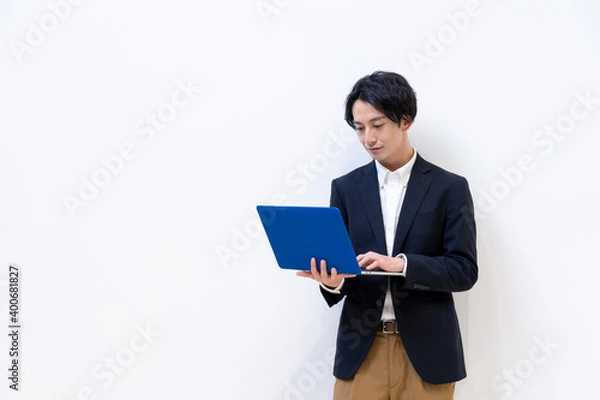 Fototapeta パソコンを使うカジュアルなビジネスマン