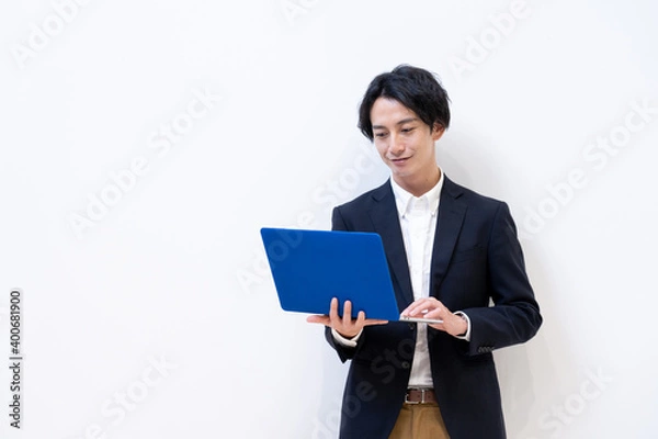 Fototapeta パソコンを使うカジュアルなビジネスマン