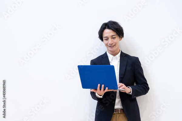 Fototapeta パソコンを使うカジュアルなビジネスマン