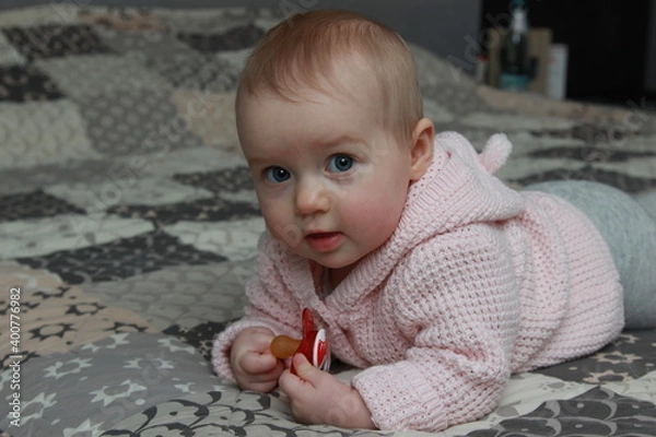 Fototapeta Portrait of a baby girl with red apple
