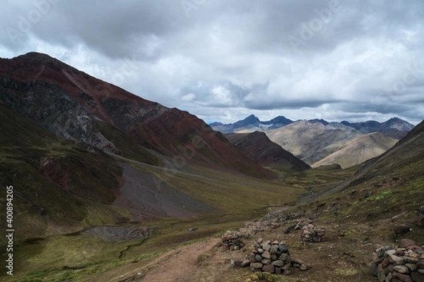 Obraz 南米ペルーの秘境アンデス山脈に突如現れるレインボーマウンテン（ビニクンカ山）高山植物と動物が造り出した荘厳な景色が広がる、標高5100mの秘境。赤や黄色、綺麗な淡い青などカラフルに染まった山はまさに虹そのもの.