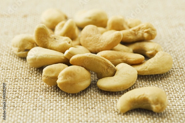 Fototapeta 麻の布とカシューナッツ