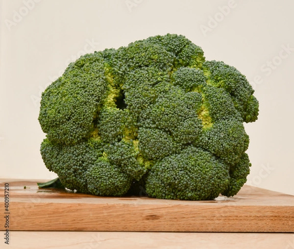 Obraz Fresh broccoli on cutting plate