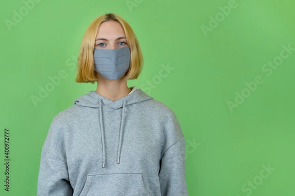Fototapeta Frau mit Kapuzenpulli un Maske
