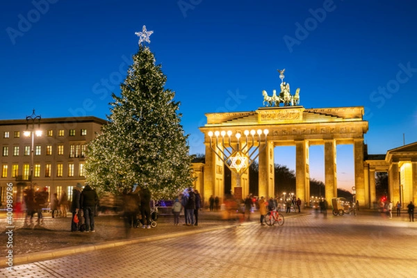Obraz Pariser Platz with the main Christmas tree illuminated in the evening in Berlin, Germany