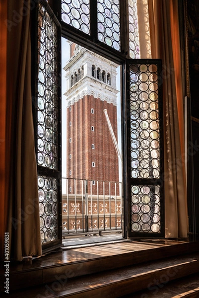 Obraz Blick durch eine geöffnete Tür aus dem Palazzo Ducale in Venedig auf den Campanile der Basilika San Marco