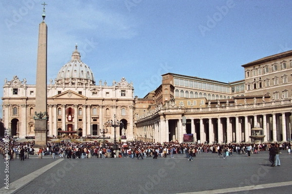 Obraz People gather at the St Peter's square to attend the Easter celebration led by Pope Benedict XVI in Vatican city.