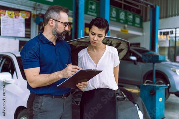 Obraz The mechanic talking with customer female