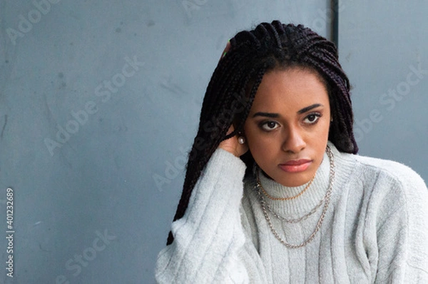 Obraz mujer negra con tranzas rastras modelo