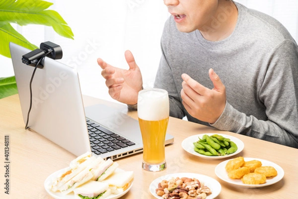 Fototapeta 自宅でオンライン飲み会をしている男性