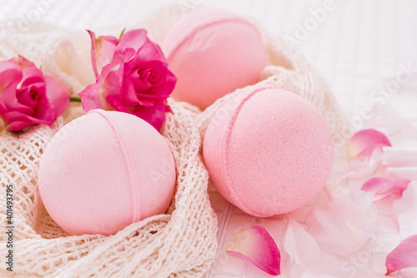 Fototapeta バスボム　ピンクの入浴剤