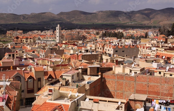 Fototapeta Ville d'Azrou et sa mosquée dans le moyen-atlas