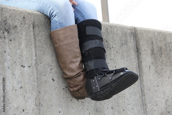 Obraz a person with boot cast sitting 