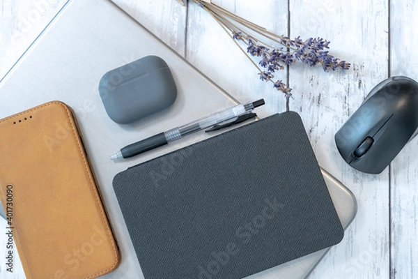 Obraz 仕事中のデスクの上