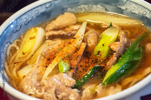 Fototapeta 鴨南蛮そば。鴨南蛮蕎麦。七味唐辛子。鴨ネギ。鴨ロース肉。だし汁。